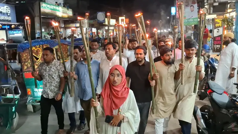 হবিগঞ্জে এনসিপির পদযাত্রায় হামলার প্রতিবাদে কিশোরগঞ্জে মশাল মিছিল
