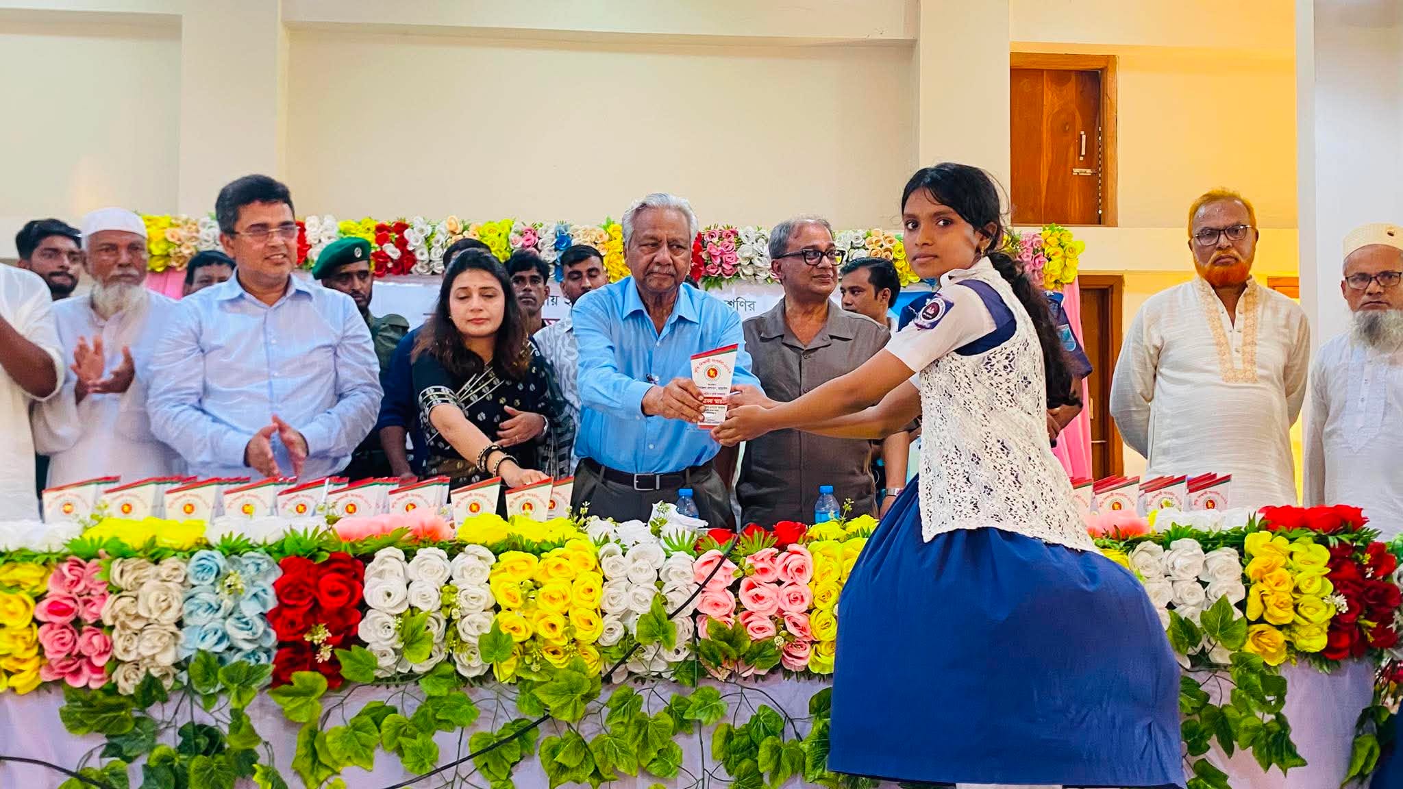 তাড়াইল প্রশাসনের সঙ্গে মতবিনিময় বৃক্ষরোপণ ও কৃতী শিক্ষার্থীদের সংবর্ধনা অনুষ্ঠানে ড. এম ওসমান ফারুক