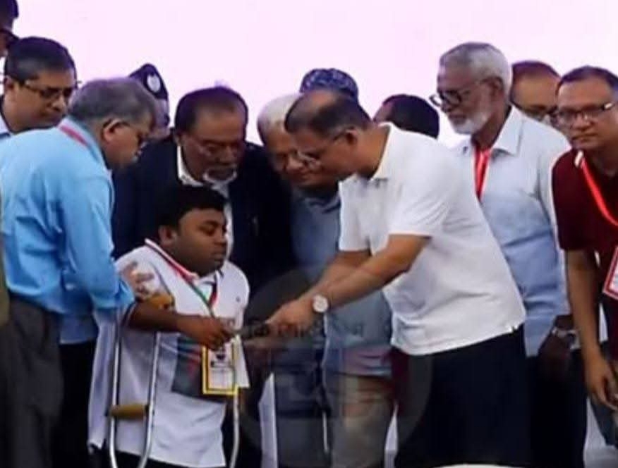 শারীরিক প্রতিবন্ধী আনিছকে সরকারী চাকরির নিয়োগপত্র তুলে দিলেন প্রধানমন্ত্রী তারেক রহমান