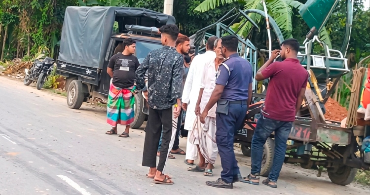কিশোরগঞ্জে মাছবাহী ট্রাকচাপায় স্বামী-স্ত্রী নিহত,মেয়েসহ আহত ৩